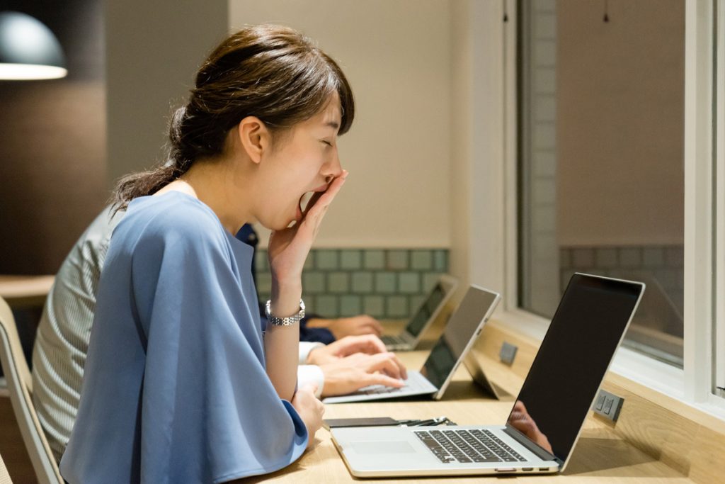 眠くて仕方ないときの対処方法とは？疲れやストレスを解消して睡眠環境を整えよう
