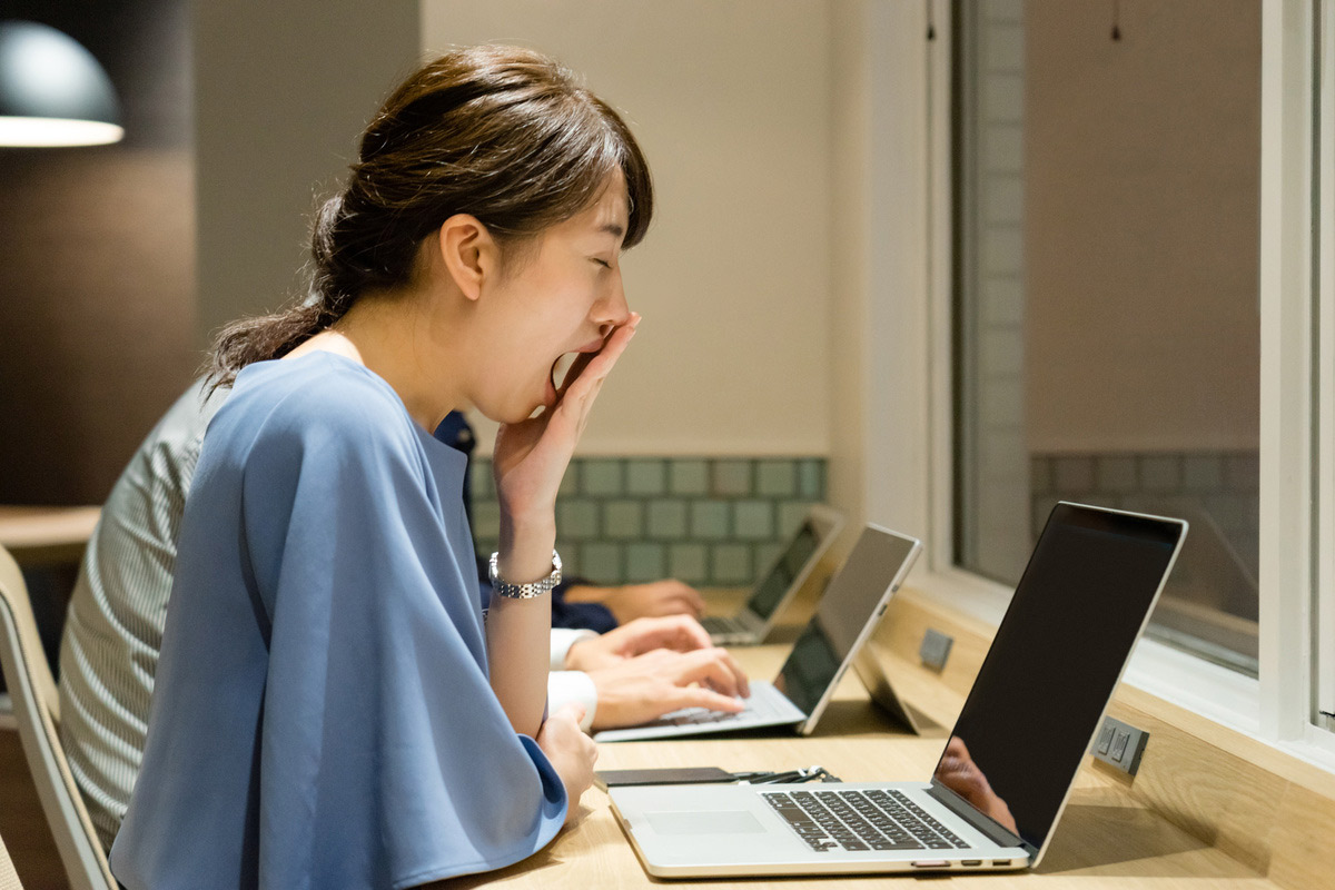 眠くて仕方ないときの対処方法とは？疲れやストレスを解消して睡眠環境を整えよう