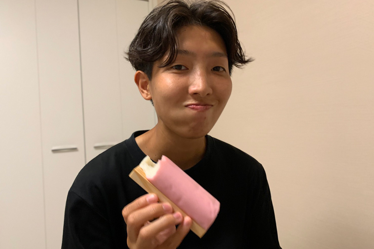 女子サッカー下山田志帆選手かまぼこ食す