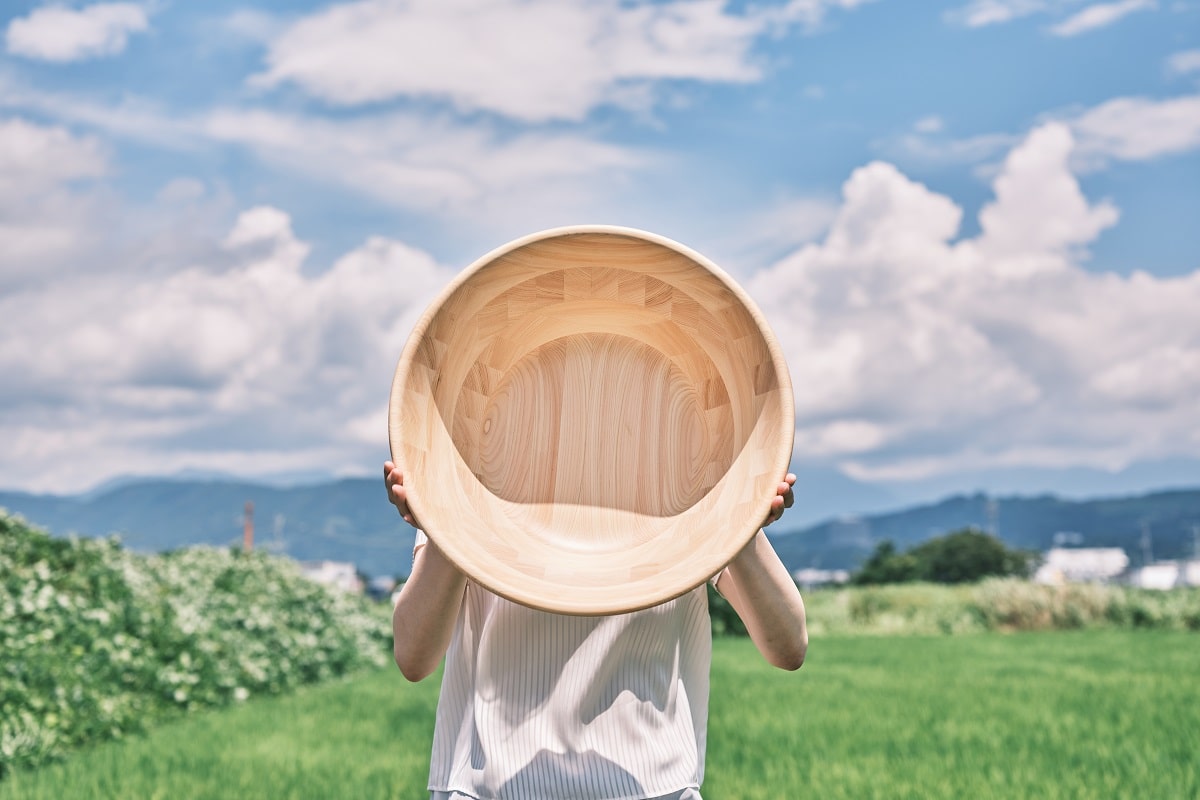 森の呼吸を感じる、心地よい器。