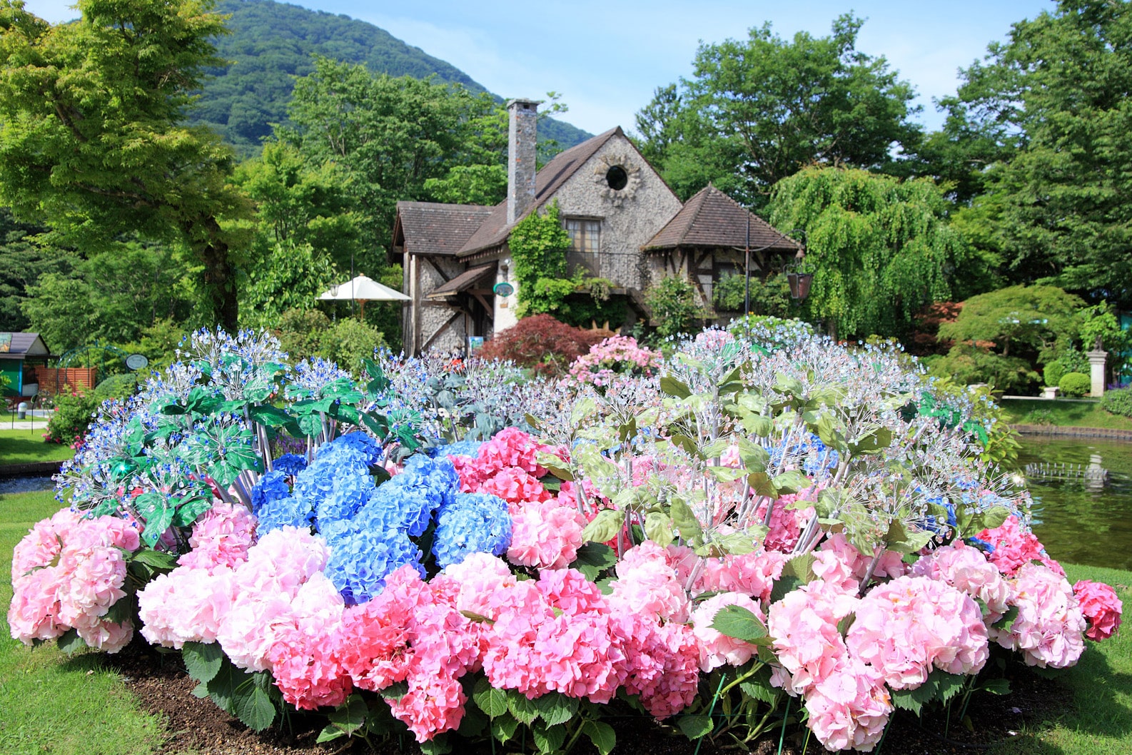 クリスタル・ガラスのあじさいと庭園