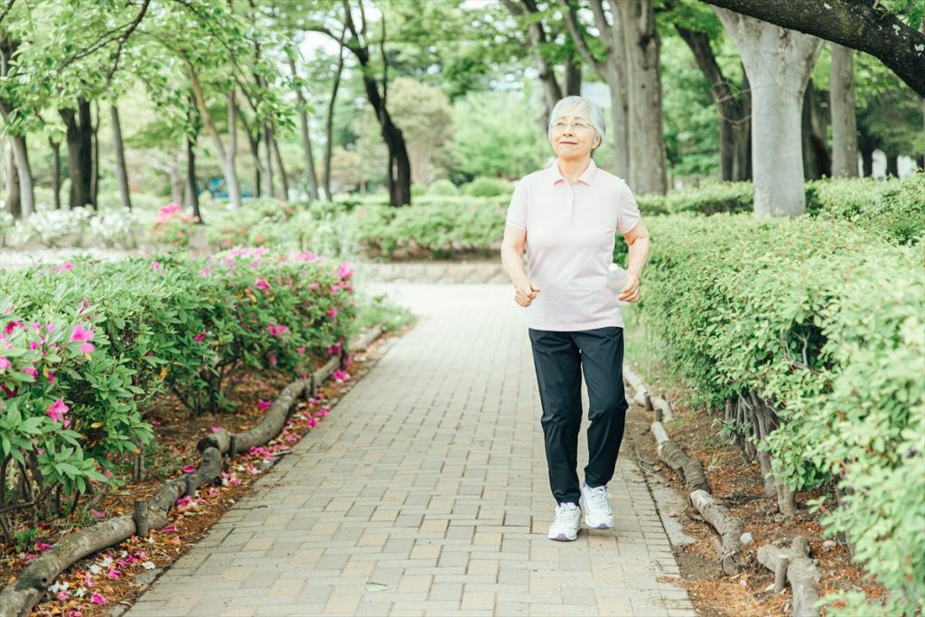 平地でつまずくひと必見！足から始まる老化対策